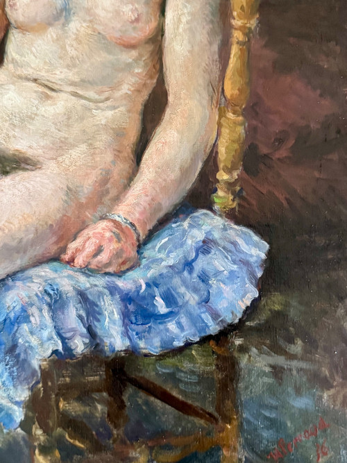 Junge Frau mit blauer Halskette