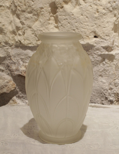 Art-Deco-Vase aus satiniertem Formglas, um 1930