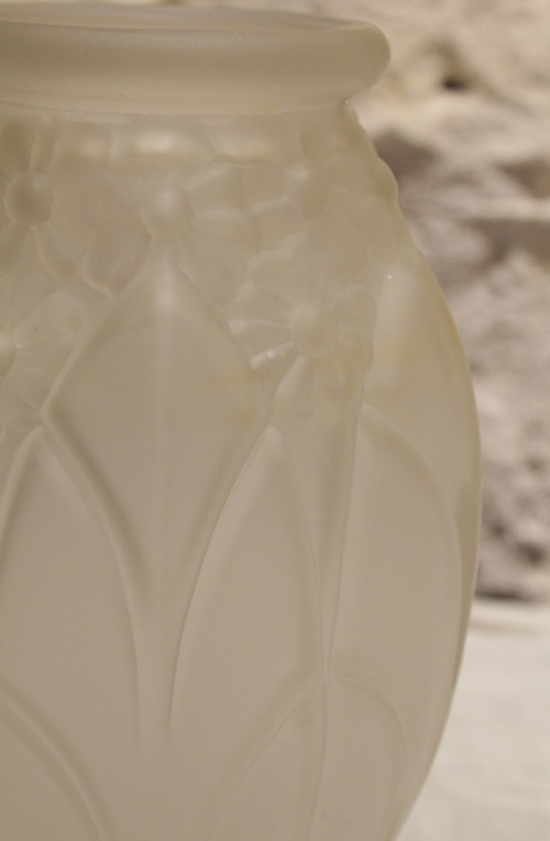 Art-Deco-Vase aus satiniertem Formglas, um 1930