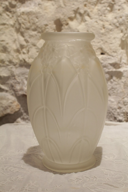 Art-Deco-Vase aus satiniertem Formglas, um 1930