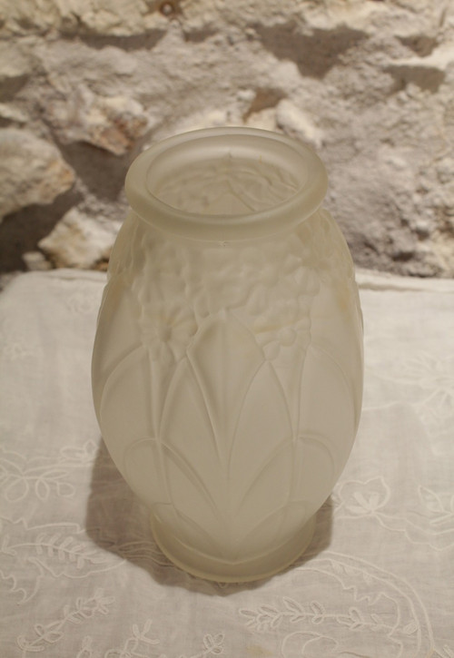 Art-Deco-Vase aus satiniertem Formglas, um 1930