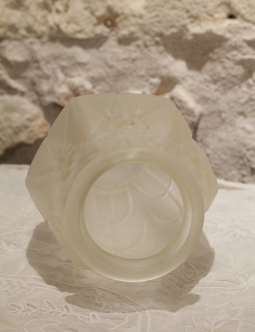 Art-Deco-Vase aus satiniertem Formglas, um 1930