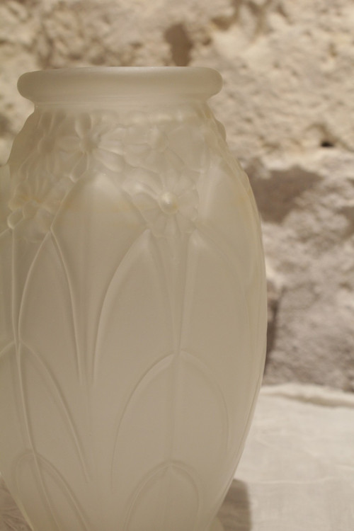 Art-Deco-Vase aus satiniertem Formglas, um 1930