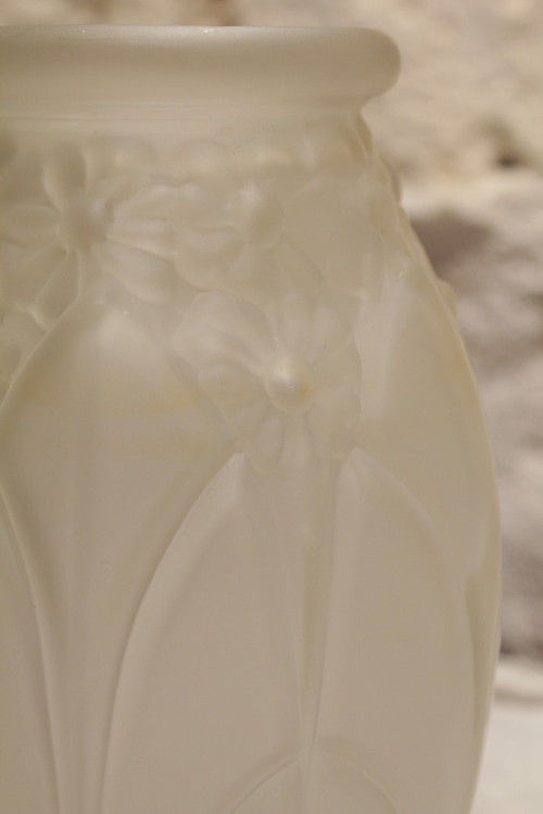 Art-Deco-Vase aus satiniertem Formglas, um 1930