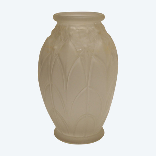Art-Deco-Vase aus satiniertem Formglas, um 1930