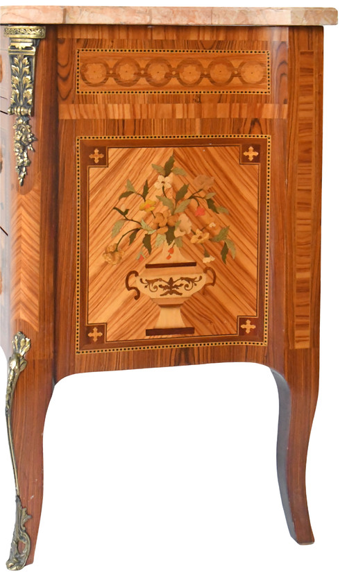 Commode de style Transition en marqueterie à décor de trophée aux instruments de musique 