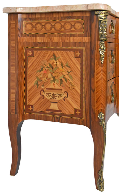 Commode de style Transition en marqueterie à décor de trophée aux instruments de musique 