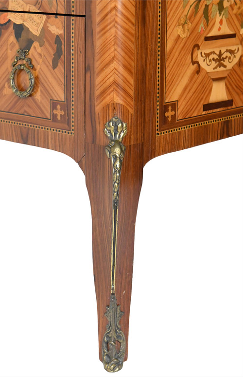 Commode de style Transition en marqueterie à décor de trophée aux instruments de musique 