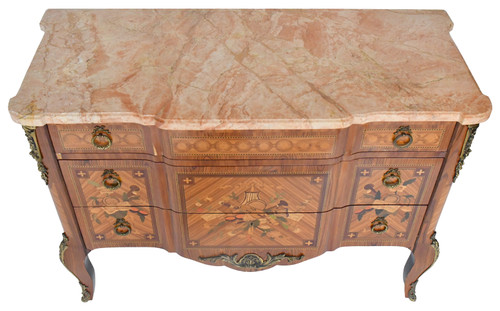 Commode de style Transition en marqueterie à décor de trophée aux instruments de musique 