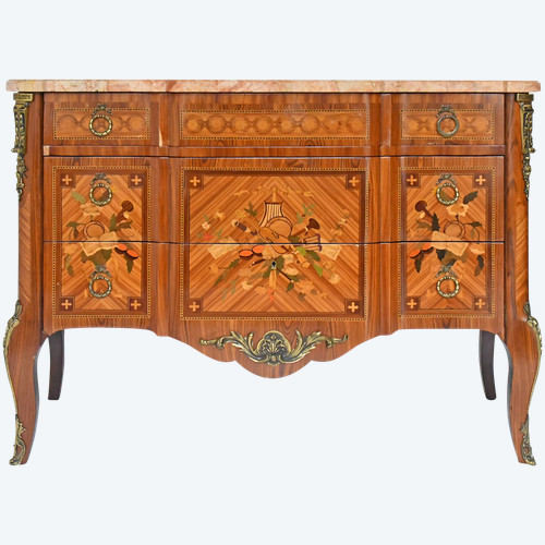 Commode de style Transition en marqueterie à décor de trophée aux instruments de musique 
