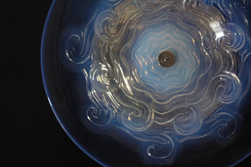 Ciotola in vetro opalescente su piede del 1930 circa nello stile di Sabino e Lalique