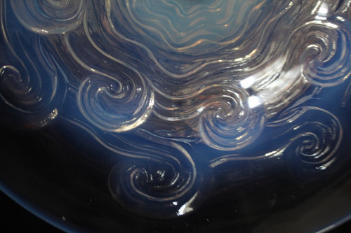 Ciotola in vetro opalescente su piede del 1930 circa nello stile di Sabino e Lalique