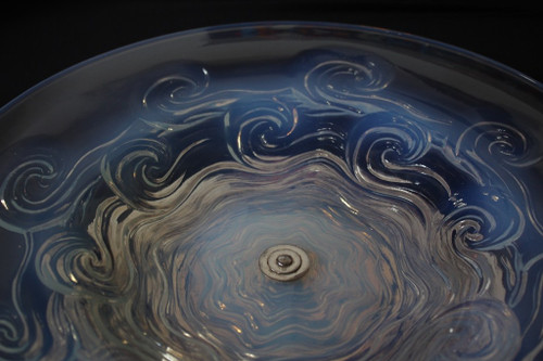 Ciotola in vetro opalescente su piede del 1930 circa nello stile di Sabino e Lalique