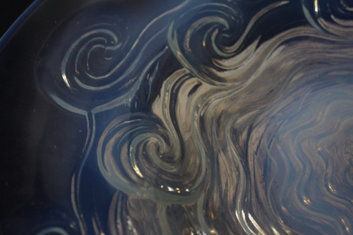 Ciotola in vetro opalescente su piede del 1930 circa nello stile di Sabino e Lalique
