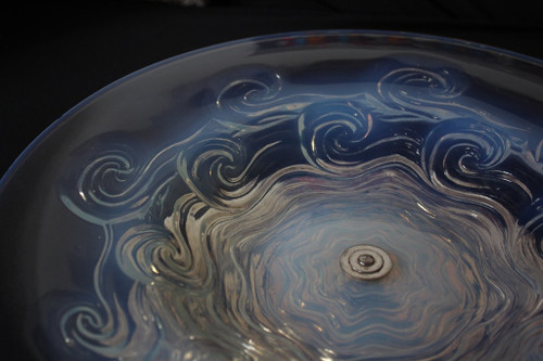 Ciotola in vetro opalescente su piede del 1930 circa nello stile di Sabino e Lalique