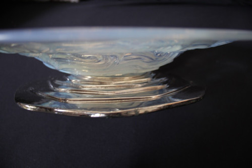 Ciotola in vetro opalescente su piede del 1930 circa nello stile di Sabino e Lalique