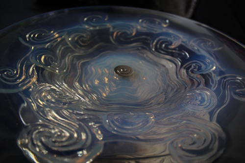 Ciotola in vetro opalescente su piede del 1930 circa nello stile di Sabino e Lalique