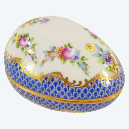 Bonbonniere Oeuf couché HEREND GUIRLANDE DE FLEUR écaille de poisson bleu signé