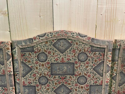 Stoffschirm mit Motiven aus Szenen und Blumen