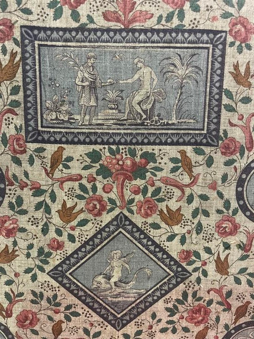 Stoffschirm mit Motiven aus Szenen und Blumen