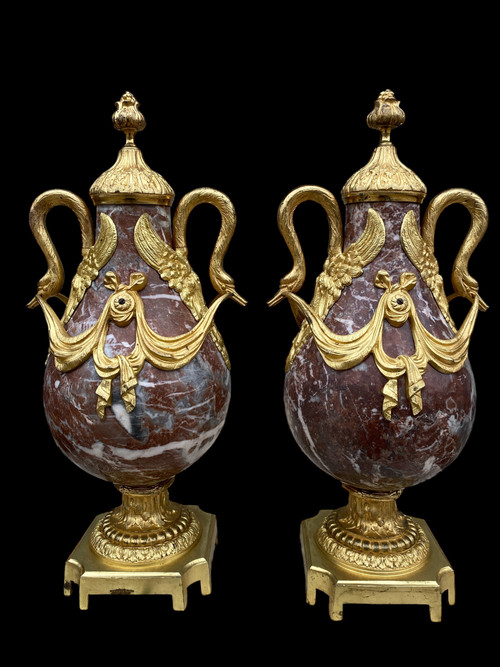 Paar Kassetten im Louis-XVI-Stil aus der Zeit Napoleons III. aus Marmor und vergoldeter Bronze 