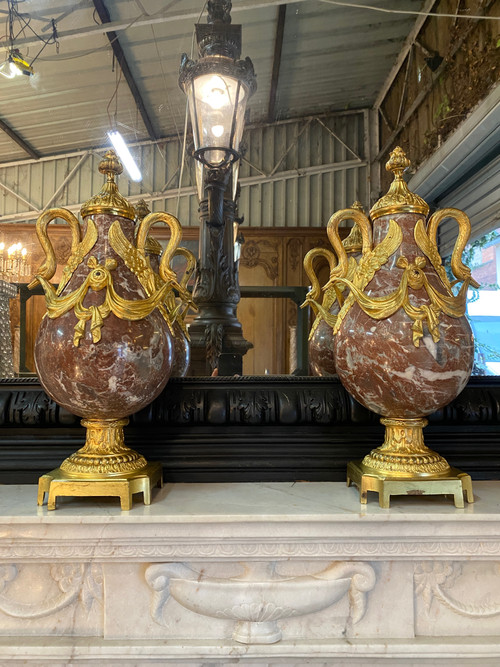 Paar Kassetten im Louis-XVI-Stil aus der Zeit Napoleons III. aus Marmor und vergoldeter Bronze 