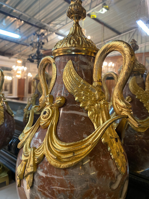 Paar Kassetten im Louis-XVI-Stil aus der Zeit Napoleons III. aus Marmor und vergoldeter Bronze 