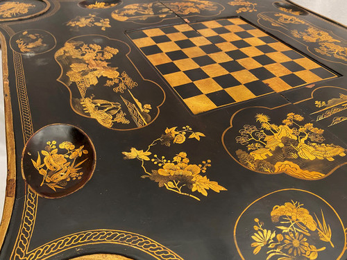 Etonnante table à jeux à système, laque de Chine noire et or, fin XIXe