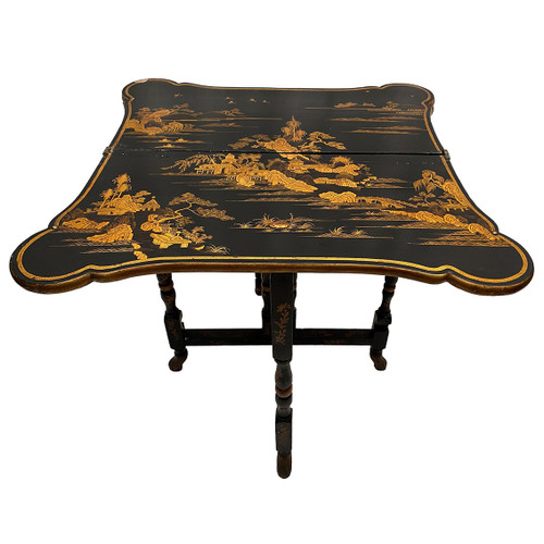 Etonnante table à jeux à système, laque de Chine noire et or, fin XIXe