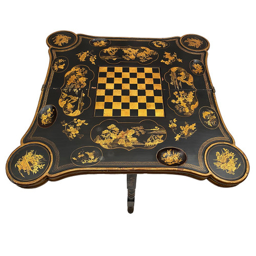 Etonnante table à jeux à système, laque de Chine noire et or, fin XIXe