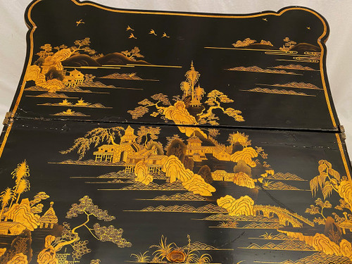 Etonnante table à jeux à système, laque de Chine noire et or, fin XIXe