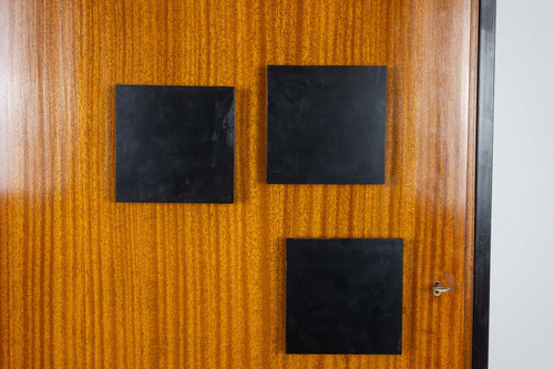 Coppia di armadietti in mogano impiallacciato e ferro laccato nero. 1950 circa. LS60702559U