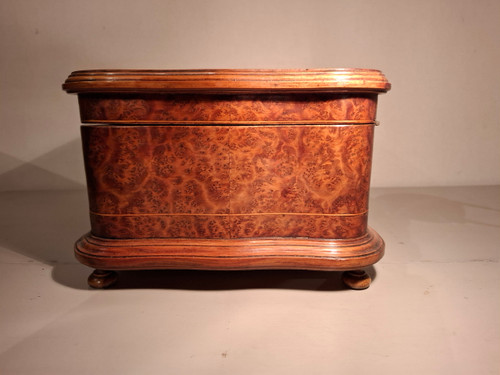 19th-century chest in light wood marquetry and cedar burr.