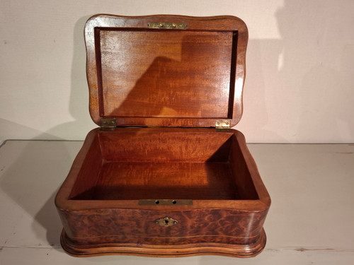 19th-century chest in light wood marquetry and cedar burr.