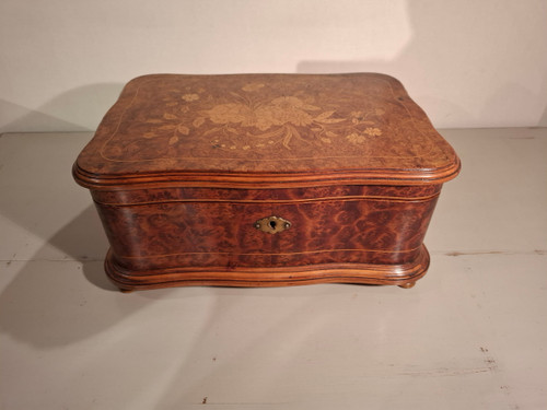 19th-century chest in light wood marquetry and cedar burr.