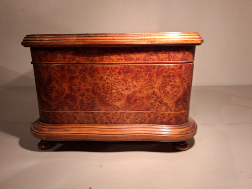 19th-century chest in light wood marquetry and cedar burr.