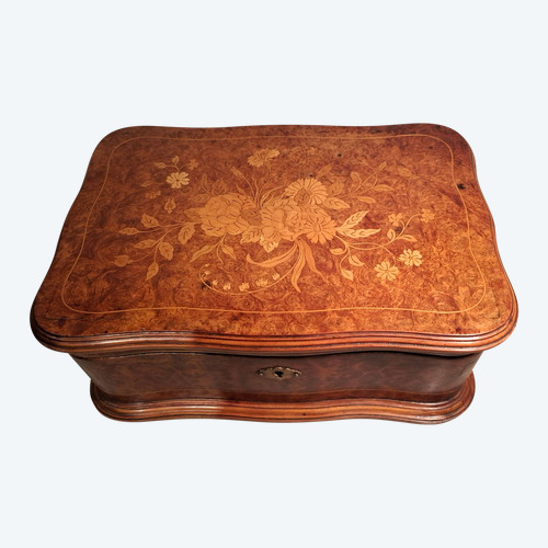 Schatulle mit Intarsien aus hellem Holz und Thuja-Lupe aus dem 19.