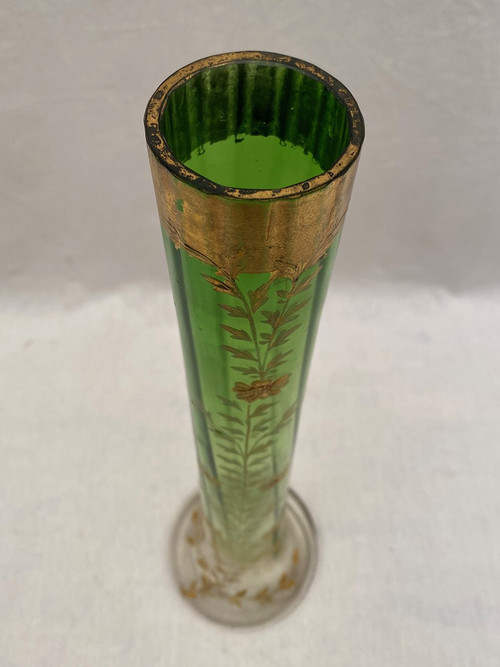 Vase soliflore en verre dégradé vert et transparent, à décor émaillé de fleurs. Vers 1900