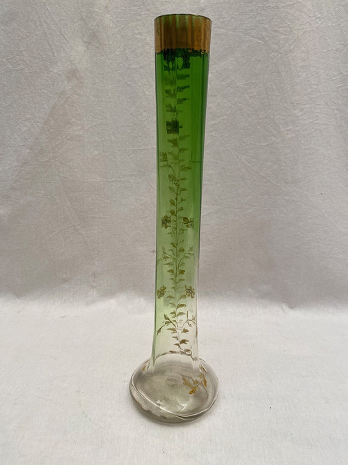 Vase soliflore en verre dégradé vert et transparent, à décor émaillé de fleurs. Vers 1900