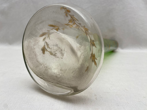 Vase soliflore en verre dégradé vert et transparent, à décor émaillé de fleurs. Vers 1900