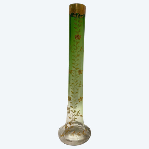 Vase soliflore en verre dégradé vert et transparent, à décor émaillé de fleurs. Vers 1900