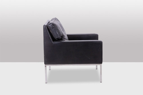 Ein Paar Sessel aus schwarzem Leder und verchromtem Metall. 1970er Jahre. LS61441453J