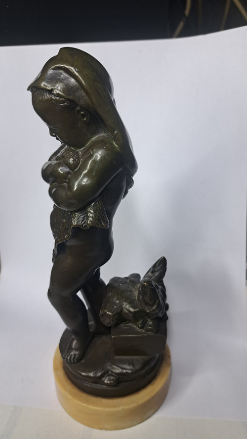 Scultura di bambino in bronzo con base in marmo