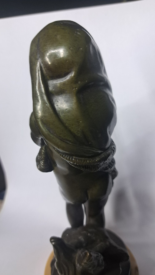 Scultura di bambino in bronzo con base in marmo