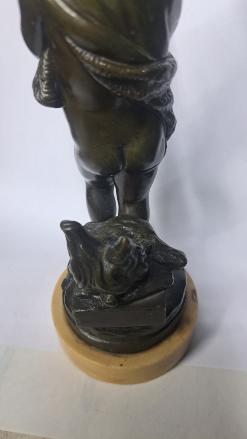 Scultura di bambino in bronzo con base in marmo