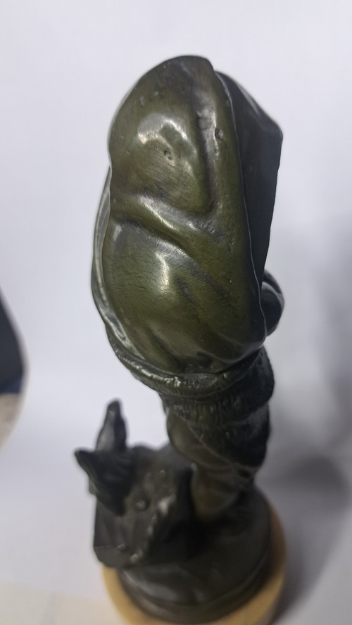 Scultura di bambino in bronzo con base in marmo