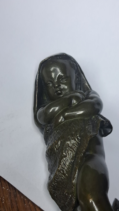 Scultura di bambino in bronzo con base in marmo