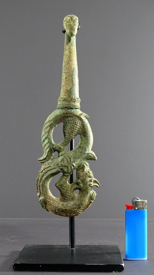 Cina, XVIII secolo, Grande fibula di drago in bronzo.