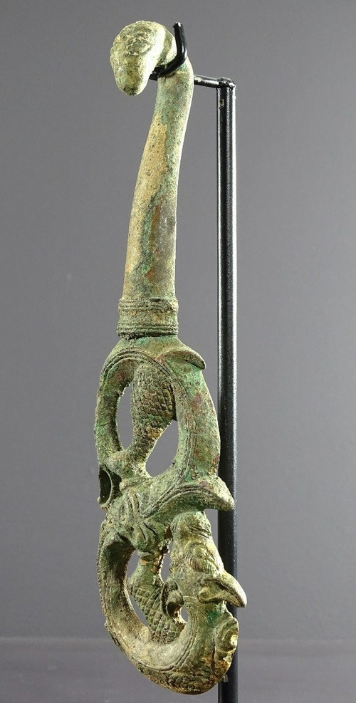 Cina, XVIII secolo, Grande fibula di drago in bronzo.