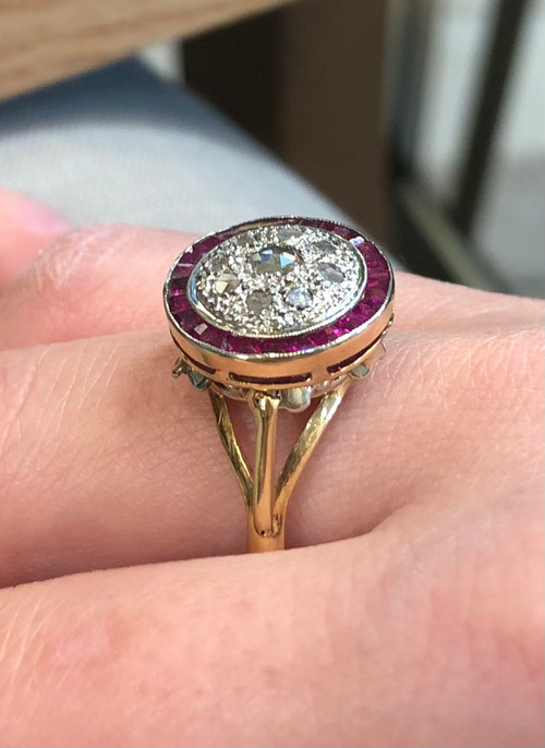 Anello con rubino rotondo e diamante